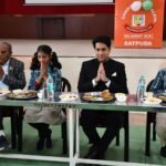 कलेक्‍टर श्री मीना एवं जनप्रतिनिधयों ने सांदीपनि विद्यालय में बच्‍चों के साथ किया भोजन