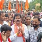 भारी बारिश में भी नहीं डगमगाए कदम, मजदूरों ने दिया धरना